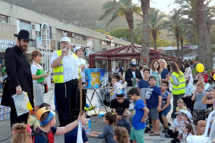קריית אליעזר • מאות ילדים בתהלוכת ל"ג בעומר הססגונית בחיפה